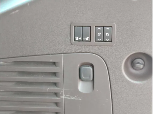 Car image 34