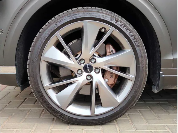 Car image 10