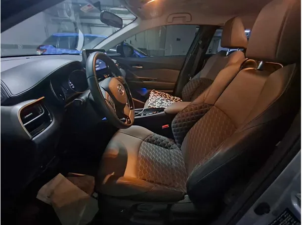 Car image 12