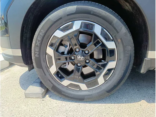 Car image 10