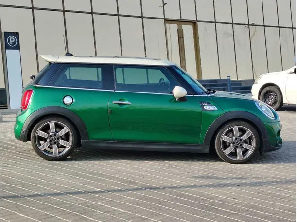 Car image 4