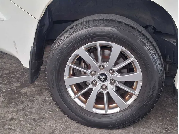Car image 9