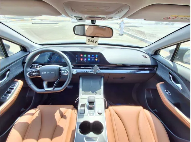 Car image 14