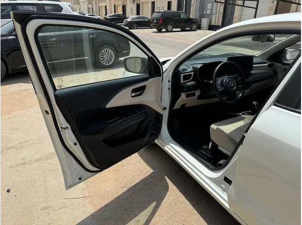 Car image 10