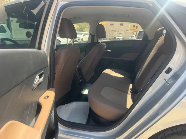 Car image 13