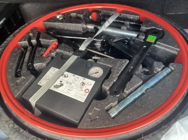 Car image 24
