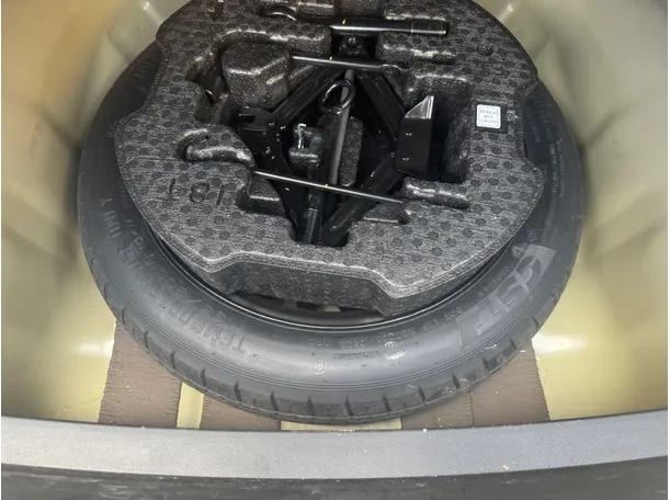 Car image 20