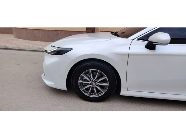 Car image 9