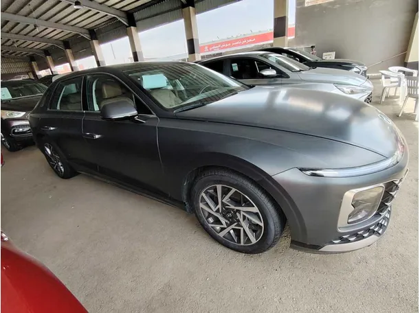 Car image 4