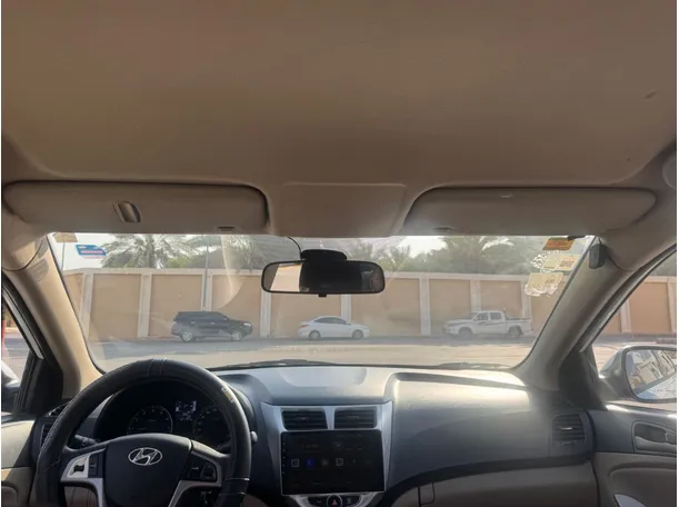 Car image 14