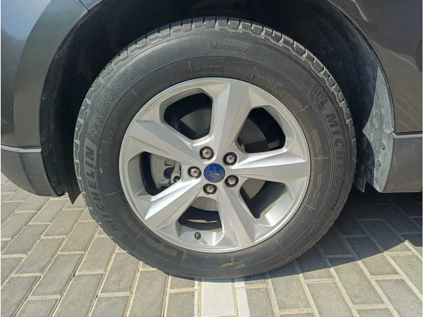 Car image 9