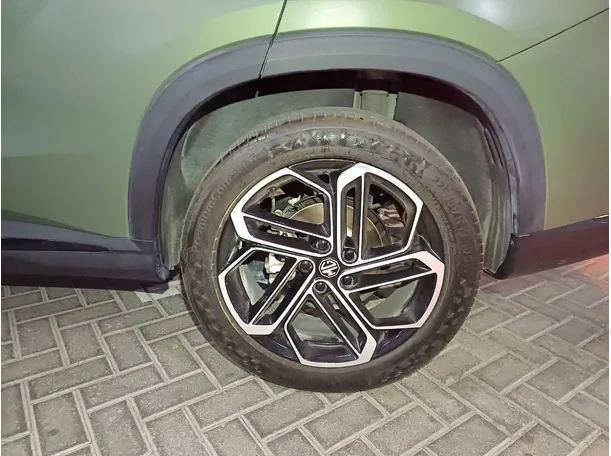 Car image 9