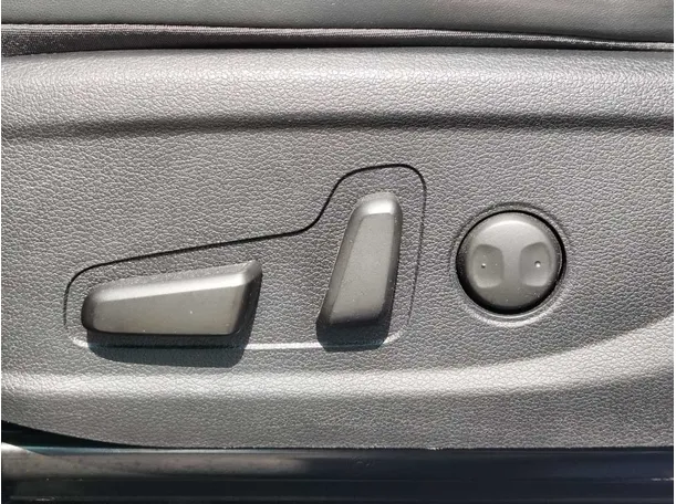 Car image 32