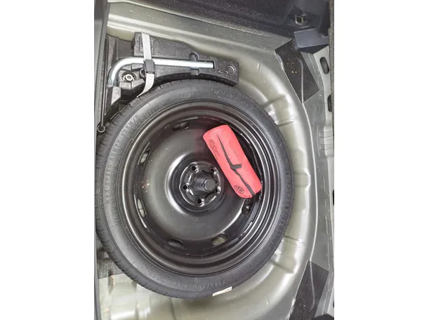 Car image 19