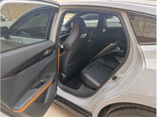 Car image 12