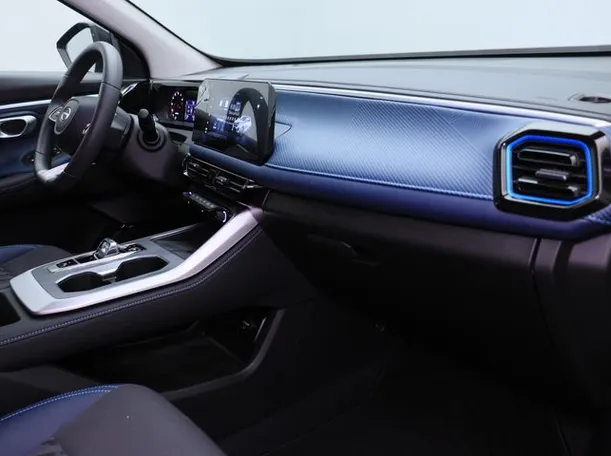 Car image 10