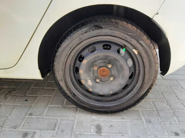 Car image 9