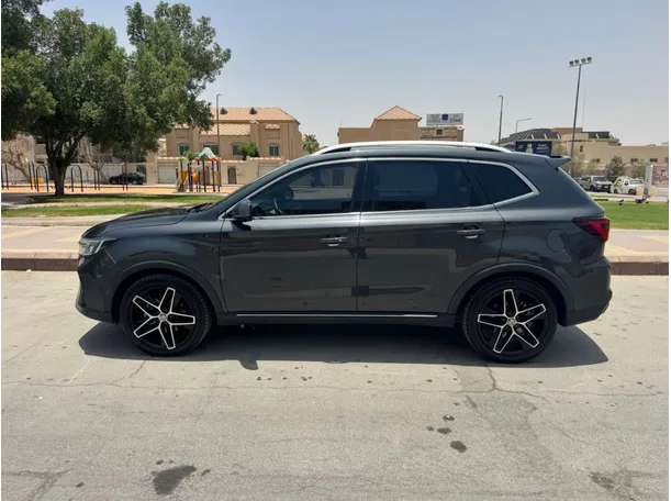 Car image 8