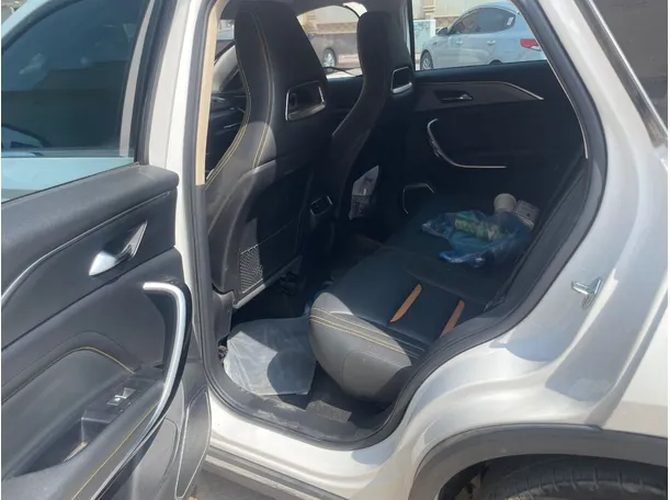 Car image 14