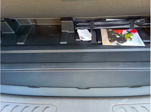 Car image 30