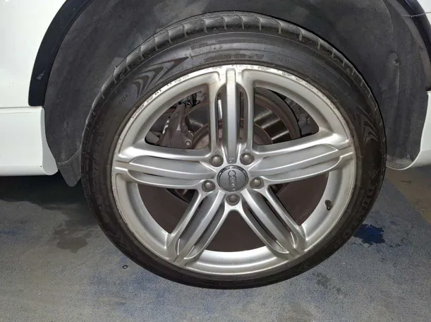 Car image 9