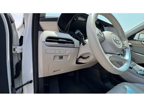 Car image 25