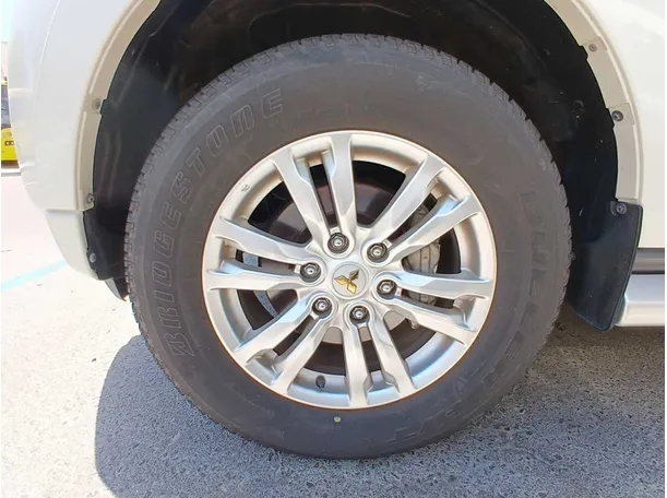 Car image 9
