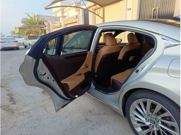 Car image 17
