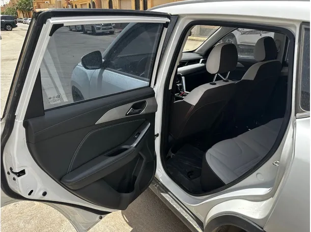 Car image 12