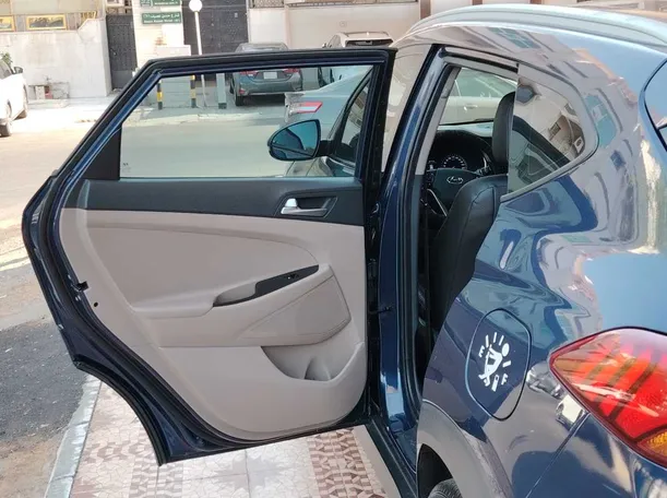 Car image 14