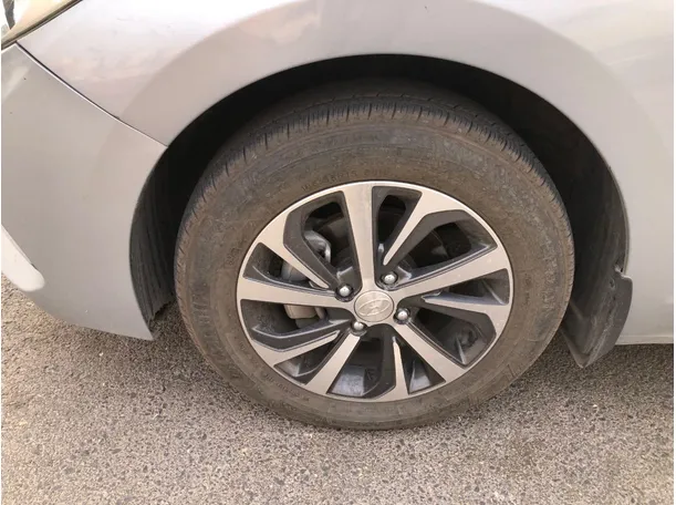 Car image 10