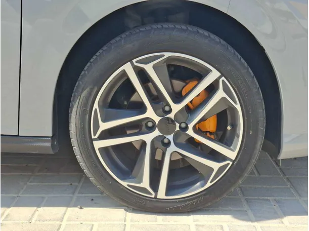Car image 9