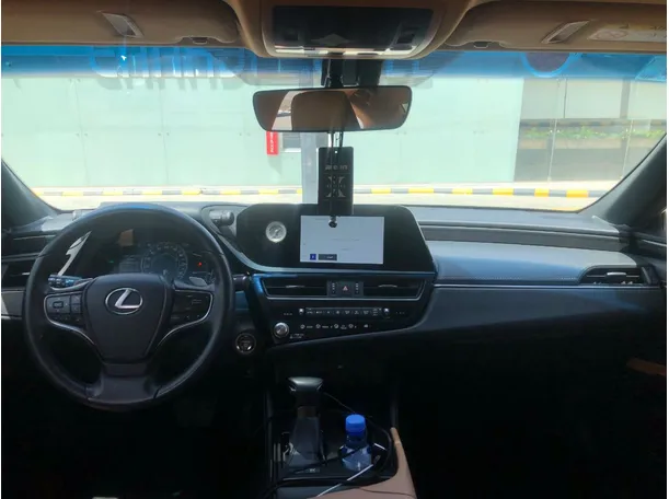 Car image 17