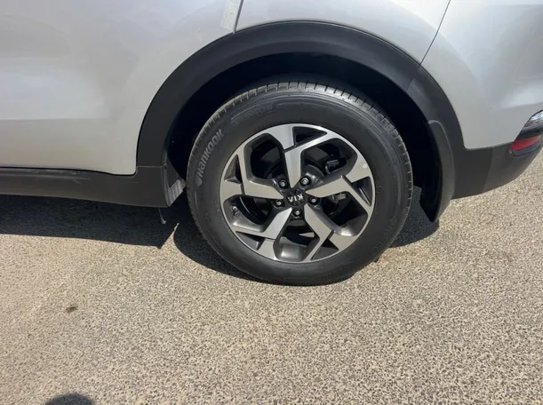 Car image 9