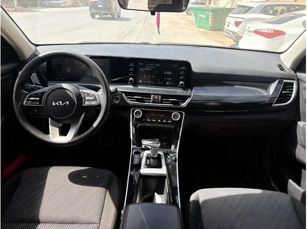 Car image 18