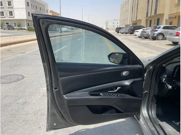 Car image 10