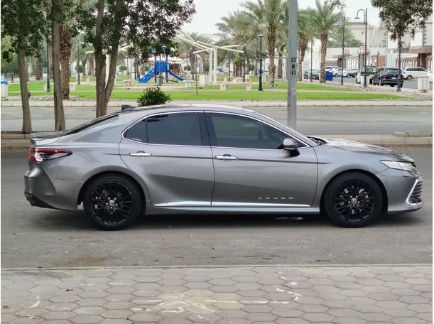 Car image 4