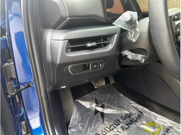 Car image 25
