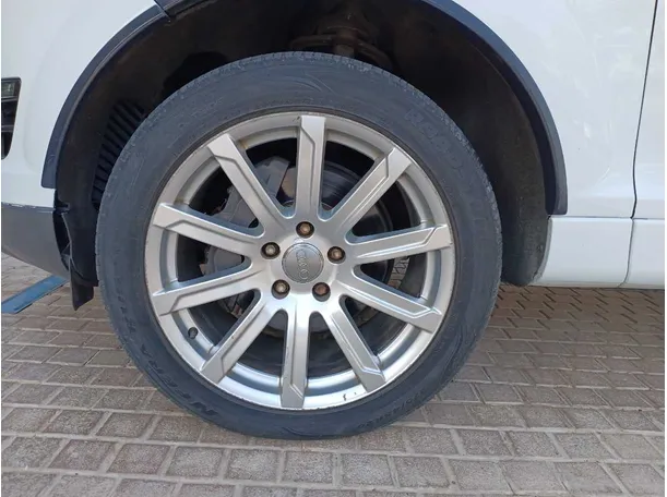 Car image 9