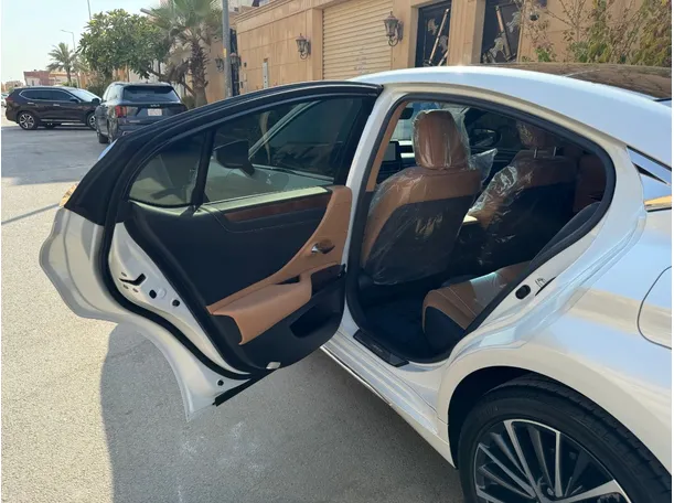 Car image 13