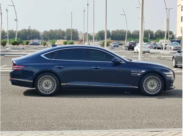 Car image 4
