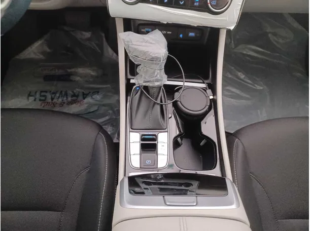 Car image 14
