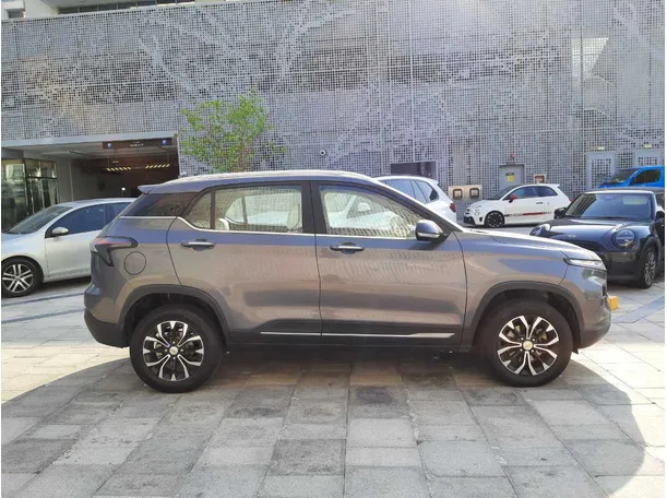 Car image 8