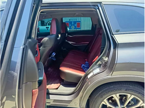 Car image 17
