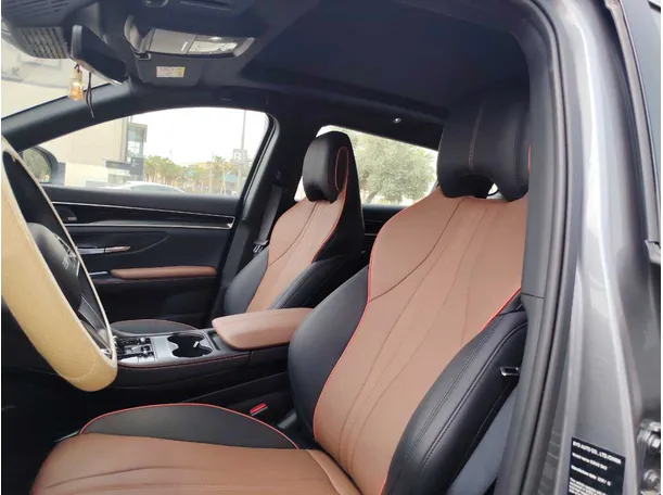 Car image 12