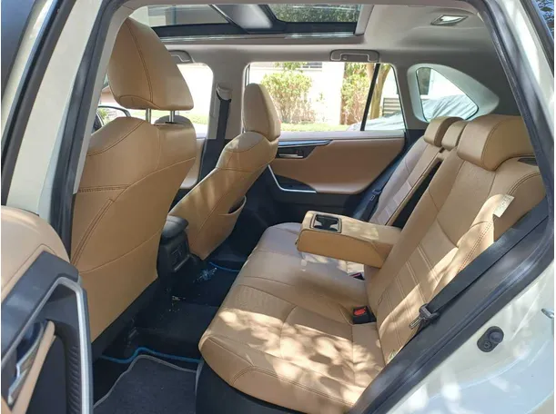 Car image 13