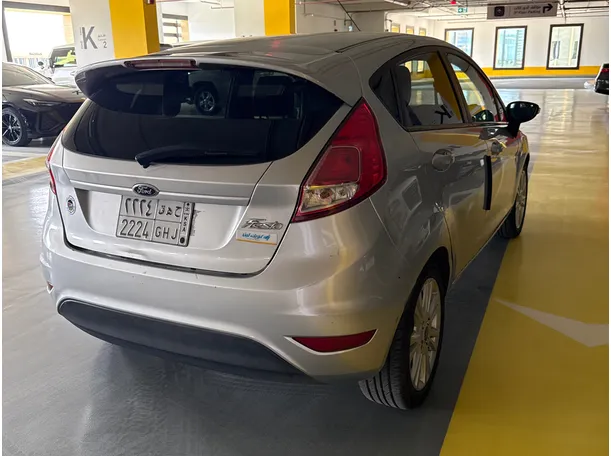 Car image 4