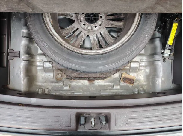 Car image 30