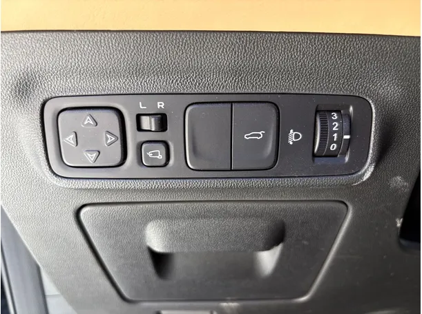Car image 25