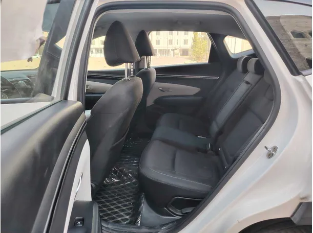 Car image 17